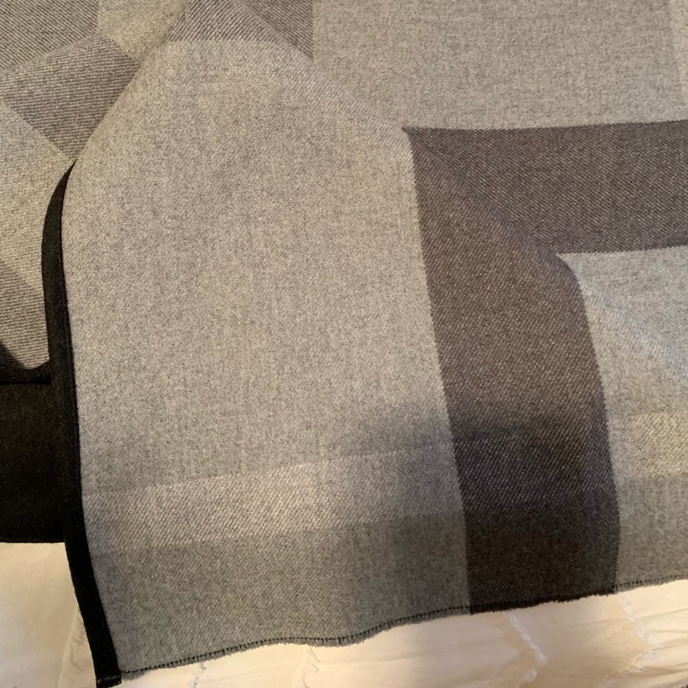 New💕Burberry merino check cape - Picture 5 of 8